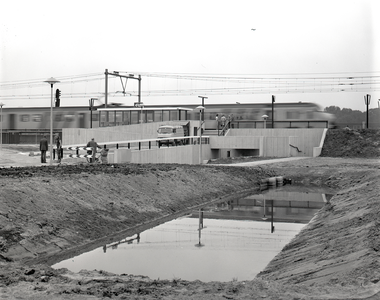 76336 Gezicht op de onderdoorgang van het nieuwe N.S.-station Utrecht Lunetten aan het Furkaplateau te Utrecht.